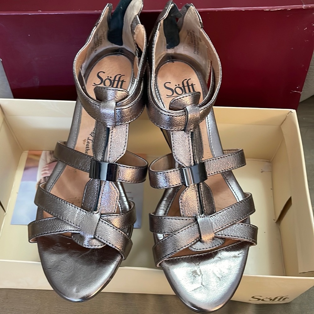 NWOT Söfft Gladiator style low wedge